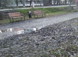 Шахтинец высмеял лавочки, установленные в грязи в посёлке Артём Шахтинец высмеял лавочки, установленные в грязи в посёлке Артём