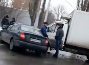 Грузовик и «Хендай» не поделили дорогу в Шахтах Грузовик и «Хендай» не поделили дорогу в Шахтах