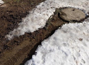 В поселке ХБК в Шахтах порыв питьевой воды бежит сразу в канализацию В поселке ХБК в Шахтах порыв питьевой воды бежит сразу в канализацию