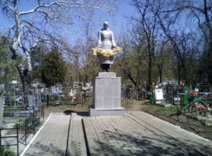 Волонтеры и школьники привели в порядок захоронения солдат в Шахтах Волонтеры и школьники привели в порядок захоронения солдат в Шахтах