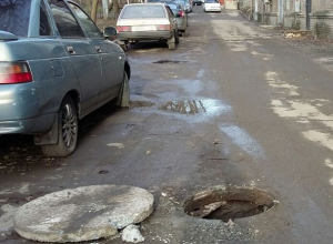 «Примите меры, пока никто не пострадал!» - шахтинка просит закрыть люки во дворе дома «Примите меры, пока никто не пострадал!» - шахтинка просит закрыть люки во дворе дома