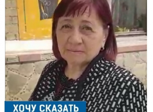 На улице Советской в Шахтах с дома на тротуар летят камни На улице Советской в Шахтах с дома на тротуар летят камни