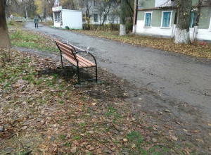 Лавочки в Шахтах установили, но тротуары сделать забыли Лавочки в Шахтах установили, но тротуары сделать забыли