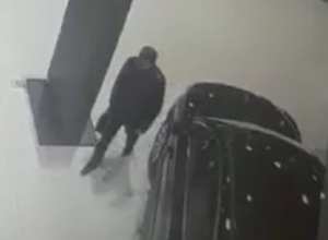 Кража в шахтинском автосалоне попала на видео Кража в шахтинском автосалоне попала на видео