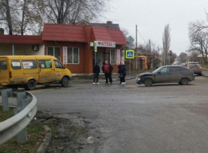 В Шахтах ВАЗ протаранил пассажирскую газель, пострадали две женщины В Шахтах ВАЗ протаранил пассажирскую газель, пострадали две женщины