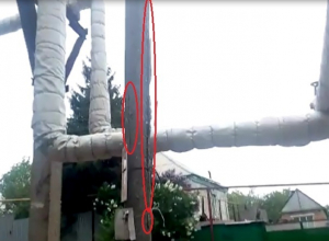 Аварийный бетонный столб угрожает рухнуть на газовую трубу в Шахтах Аварийный бетонный столб угрожает рухнуть на газовую трубу в Шахтах