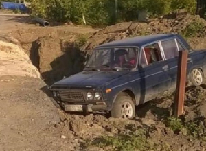 На неосвещенной улице в Шахтах в неогороженный котлован влетел «Ваз» На неосвещенной улице в Шахтах в неогороженный котлован влетел «Ваз»