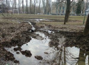 Спортивную площадку школы № 38 в Шахтах топит порыв воды Спортивную площадку школы № 38 в Шахтах топит порыв воды