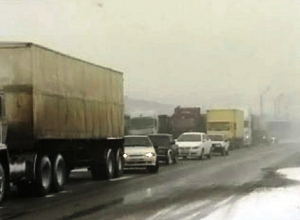 На трассе под Шахтами машины движутся со скоростью пешехода На трассе под Шахтами машины движутся со скоростью пешехода