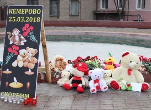Игрушки с шахтинского митинга памяти погибших в Кемерово передадут храмы Игрушки с шахтинского митинга памяти погибших в Кемерово передадут храмы