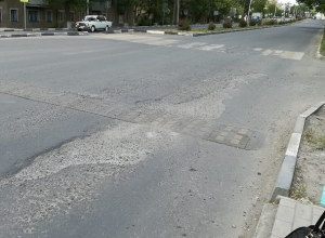 Новенький асфальт на проспекте Чернокозова в Шахтах расползается на глазах Новенький асфальт на проспекте Чернокозова в Шахтах расползается на глазах