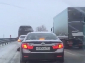 Застрявшие под Шахтами фуры создали пробку на федеральной трассе Застрявшие под Шахтами фуры создали пробку на федеральной трассе