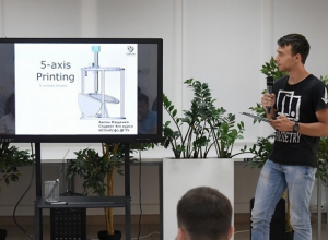 Студент из Шахт Антон Пащенко разработал проект пятиосевого 3D-принтера Студент из Шахт Антон Пащенко разработал проект пятиосевого 3D-принтера