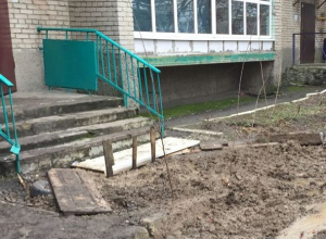В топкое болото превратился подъезд к многоквартирному дому в Шахтах В топкое болото превратился подъезд к многоквартирному дому в Шахтах