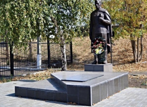 Более 80 человек наводили порядок на мемориале «Павшим воинам» в Шахтах Более 80 человек наводили порядок на мемориале «Павшим воинам» в Шахтах