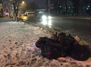 Сваленные в кучу мешки с мусором в центре Шахт примёрзли к асфальту Сваленные в кучу мешки с мусором в центре Шахт примёрзли к асфальту