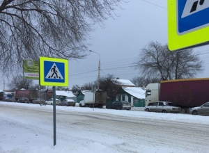 Снегопад вызывает пробки на улице Маяковского в Шахтах Снегопад вызывает пробки на улице Маяковского в Шахтах