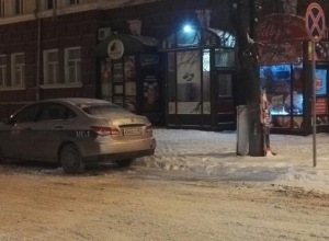 Хамская парковка под знаком «Остановка запрещена» возмутила шахтинца Хамская парковка под знаком «Остановка запрещена» возмутила шахтинца