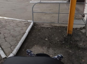 Бордюры, ограды и грязь приходится штурмовать мамам с колясками в Шахтах Бордюры, ограды и грязь приходится штурмовать мамам с колясками в Шахтах