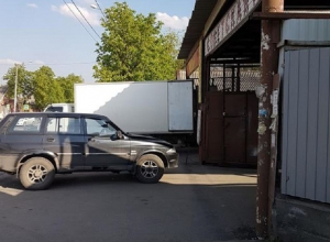 Грузовики, паркующиеся на улице Советской, шахтинцы обходят по дороге Грузовики, паркующиеся на улице Советской, шахтинцы обходят по дороге