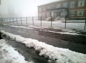 В одну огромную лужу превратилась дорога около школы № 17 в Шахтах В одну огромную лужу превратилась дорога около школы № 17 в Шахтах