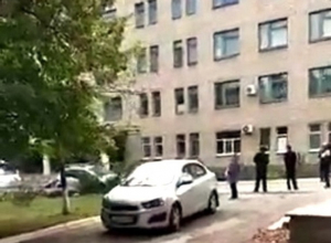 Пациентов и врачей поликлиники на ХБК эвакуировали из-за неопознанного предмета Пациентов и врачей поликлиники на ХБК эвакуировали из-за неопознанного предмета