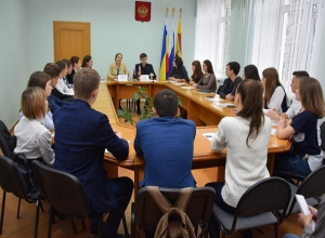 Вновь избранным депутатам Молодёжного парламента в Шахтах вручили удостоверения Вновь избранным депутатам Молодёжного парламента в Шахтах вручили удостоверения