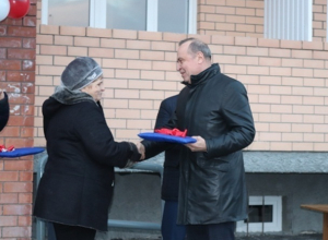 Новогодний подарок: шахтинским обманутым переселенцам вручили ключи от квартир Новогодний подарок: шахтинским обманутым переселенцам вручили ключи от квартир