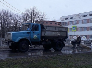 В Шахтах асфальт кидали прямо в лужи В Шахтах асфальт кидали прямо в лужи