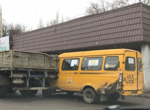 Пассажирская «Газель» попала под грузовик в Шахтах Пассажирская «Газель» попала под грузовик в Шахтах