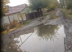 Месяц течет питьевая вода на улице Тынянова в Шахтах Месяц течет питьевая вода на улице Тынянова в Шахтах