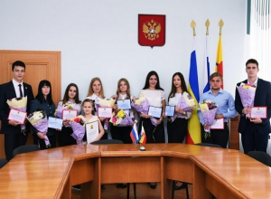 Лучшим студентам города Шахты вручены сертификаты на именные стипендии Лучшим студентам города Шахты вручены сертификаты на именные стипендии