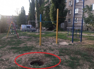 Открытый колодец брошен в паре метров от детской площадки в Шахтах Открытый колодец брошен в паре метров от детской площадки в Шахтах