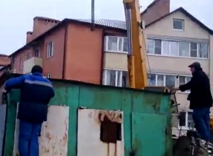 С помощью подъёмного крана шахтинские зоозащитники вызволили из-под гаража щенков С помощью подъёмного крана шахтинские зоозащитники вызволили из-под гаража щенков