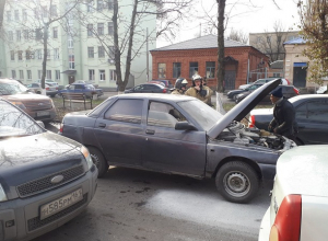 Вспыхнувший посреди улицы в Шахтах автомобиль напугал прохожих Вспыхнувший посреди улицы в Шахтах автомобиль напугал прохожих