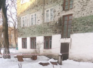 После публикации в «Блокноте Шахты» сосульки на ГРЭС отметили лентами После публикации в «Блокноте Шахты» сосульки на ГРЭС отметили лентами