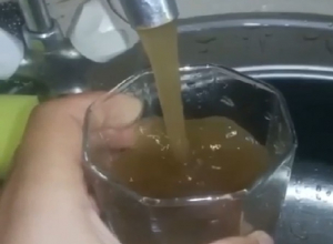 Вода цвета кофе идет из крана Шахтах Вода цвета кофе идет из крана Шахтах