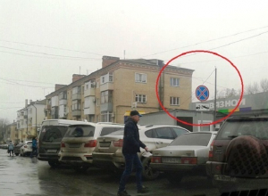 Шахтинцы возмущены хаотичной парковкой на улице Шевченко и выборочной эвакуацией нарушителей Шахтинцы возмущены хаотичной парковкой на улице Шевченко и выборочной эвакуацией нарушителей