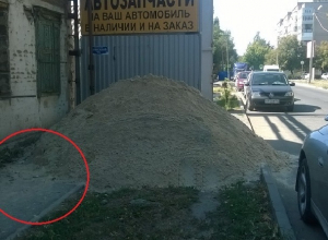 По проезжей части вынуждены идти шахтинцы в переулке Донском По проезжей части вынуждены идти шахтинцы в переулке Донском
