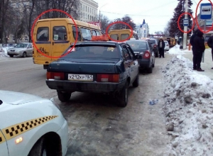 В центре Шахт из-за припаркованных такси автобусы не могут подъехать к остановке В центре Шахт из-за припаркованных такси автобусы не могут подъехать к остановке