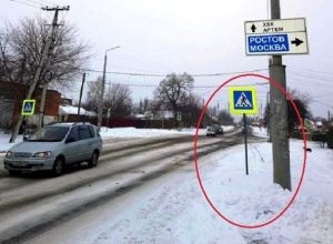 Пешеходный переход на улице Ионова в Шахтах ведет в сугроб Пешеходный переход на улице Ионова в Шахтах ведет в сугроб
