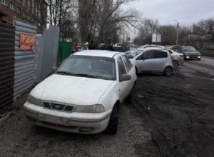На улице Ионова в Шахтах школьника приходиться лавировать между машинами На улице Ионова в Шахтах школьника приходиться лавировать между машинами