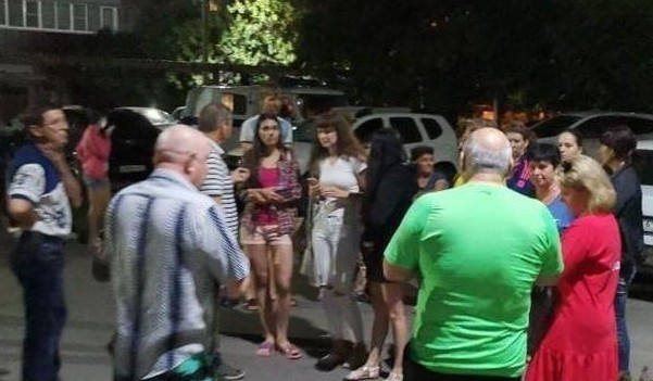 «Здесь люди плачут! Вы что, издеваетесь над нами?!». Жители Хабарова среди ночи выбегали из своих квартир из-за жуткого запаха газа «Здесь люди плачут! Вы что, издеваетесь над нами?!». Жители Хабарова среди ночи выбегали из своих квартир из-за жуткого запаха газа