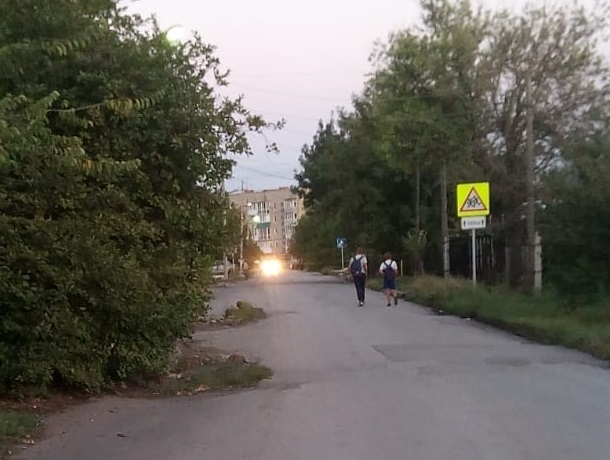 «Поход в школу превращается в экстрим» - возмущена шахтинка отсутствием тротуаров на улице Смидовича «Поход в школу превращается в экстрим» - возмущена шахтинка отсутствием тротуаров на улице Смидовича