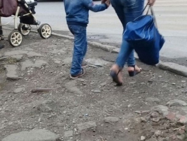 Парадокс: подойти к пешеходному переходу в Шахтах можно только по проезжей части Парадокс: подойти к пешеходному переходу в Шахтах можно только по проезжей части