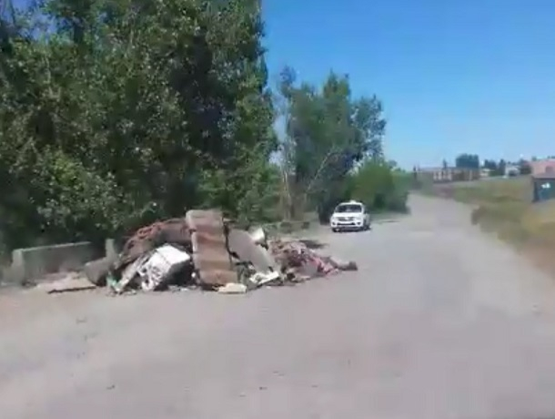 Куча строительного мусора перегородила дорогу в Шахтах Куча строительного мусора перегородила дорогу в Шахтах