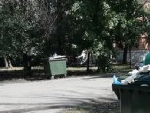 Коммунальщики в Шахтах перенесли баки ближе к подъезду и «забыли» вывозить Коммунальщики в Шахтах перенесли баки ближе к подъезду и «забыли» вывозить
