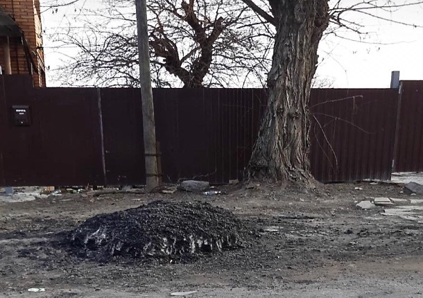 В Шахтах дорожники после себя оставили кучу асфальта В Шахтах дорожники после себя оставили кучу асфальта