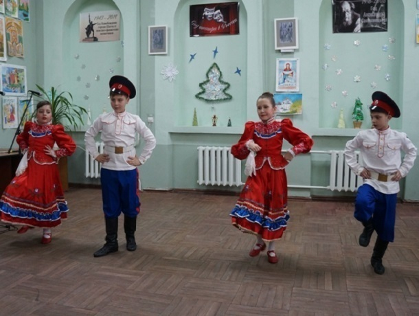 Казачьими песнями и фланкировкой шашками отметили шахинцы Старый Новый год Казачьими песнями и фланкировкой шашками отметили шахинцы Старый Новый год