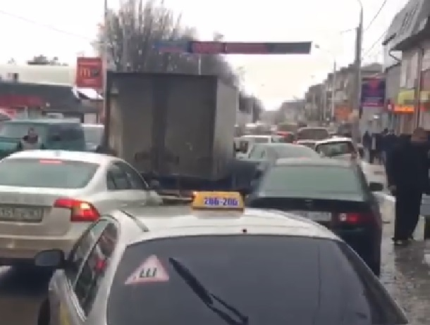 Ледяной дождь парализовал движение в Шахтах Ледяной дождь парализовал движение в Шахтах